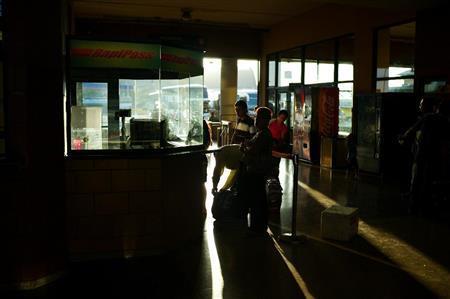 首都パナマ市のバスターミナル。朝は通勤ラッシュがあり、バス停に長蛇の列ができていた＝パナマ（緑川真実さん撮影）