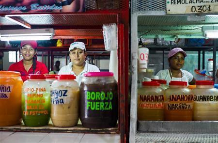 さまざまな果物があり、ジュースの種類も豊富。シロップ入りなのでとても甘い＝パナマ・首都パナマ（緑川真実さん撮影）