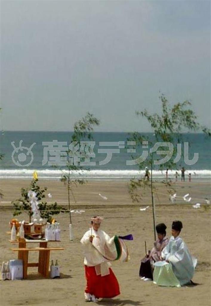 鶴岡八幡宮の禰宜（ねぎ）さんが海の安全を祈願し、巫女（みこ）さんが浦安の舞を奉納した＝２０１４年７月１日、神奈川県鎌倉市