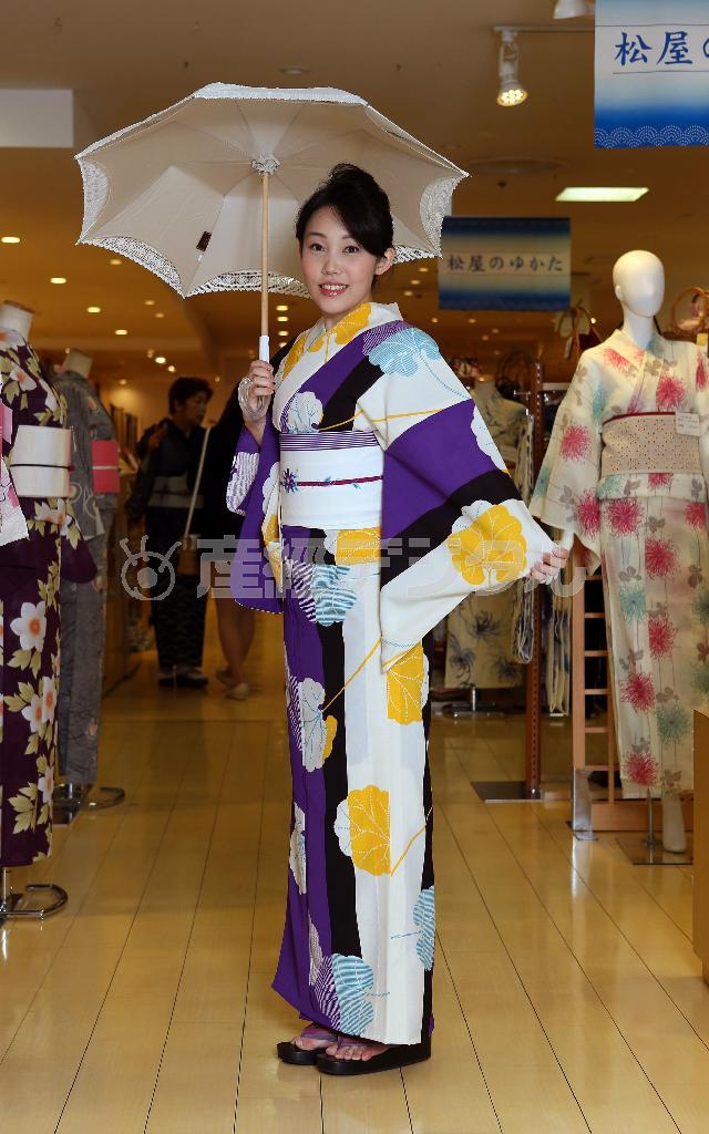 【写真（１）】「撫松庵」の浴衣（３万３０００円）と半巾帯（２万３０００円）は、色・柄ミックスで遊び心がたっぷり（写真）。帯の後ろ姿のストライプは流行のスポーツテイスト。白い日傘や、透明感のあるヘアアクセサリー（コンプレックスビズ＿右９０００円、左２万円）で涼しげに＝２０１４年６月３０日、東京都中央区・松屋銀座（小野淳一撮影）