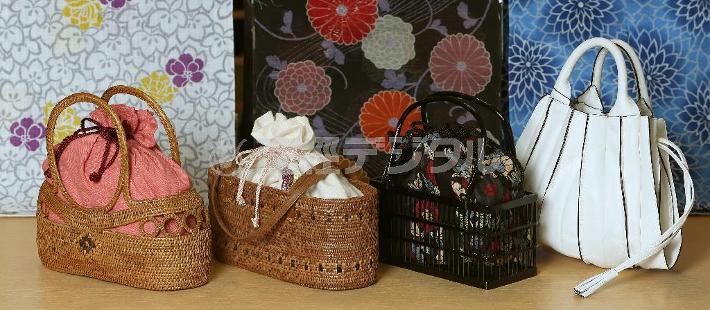 天然素材のカゴは浴衣の色・柄に合わせて内側の巾着が取り替え可能。風呂敷を使っても◎。右端のバッグは「ルポ」（５万２０００円）＝２０１４年６月３０日、東京都中央区・松屋銀座（小野淳一撮影）