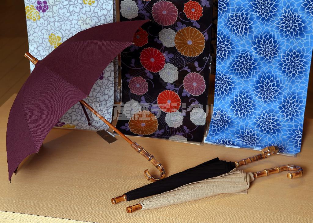 浴衣の柄が華やかなら、日傘はシックに。そんなバランスの取り方もおすすめ＝２０１４年６月３０日、東京都中央区・松屋銀座（小野淳一撮影）