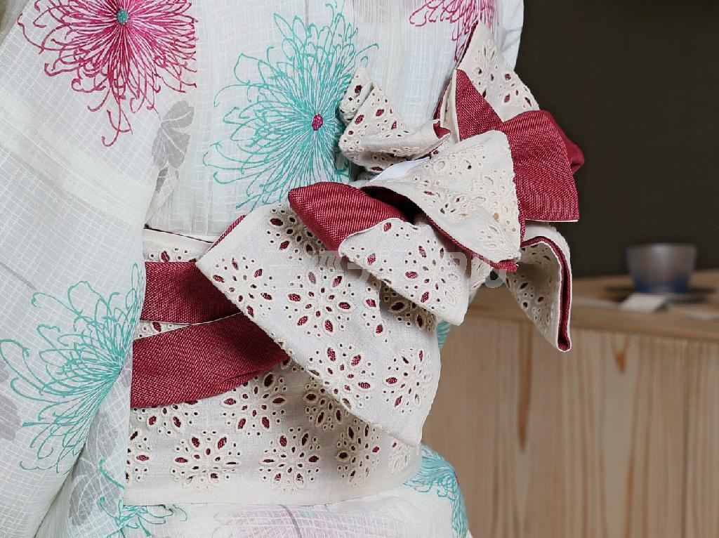 【写真（２）】パステルカラーの花柄の浴衣（３万５０００円）に、レース模様の帯（２万５０００円、写真）は「りんのね」。カラフルなビジューを使ったヘアアクセサリー３点とイヤリングで華やかに＝２０１４年６月３０日、東京都中央区（小野淳一撮影）