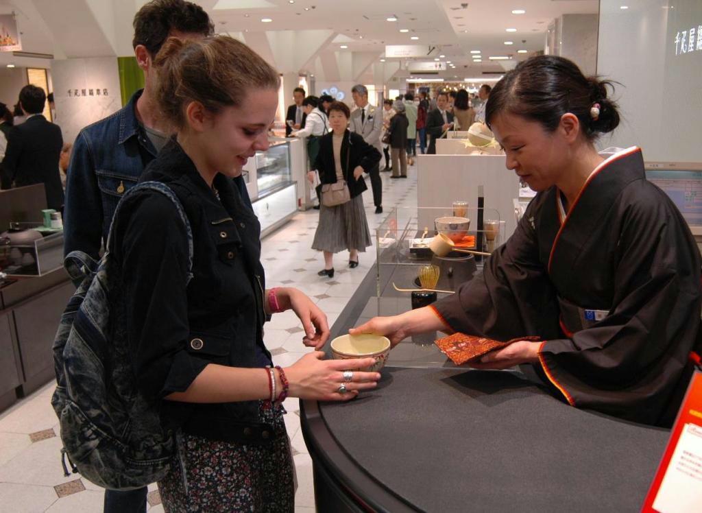 外国人旅行者には日本茶なども土産品として人気が高い＝松屋銀座本店