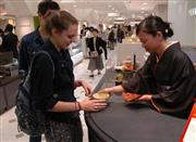 外国人旅行者には日本茶なども土産品として人気が高い＝松屋銀座本店