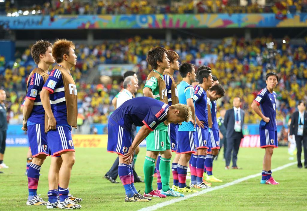 コロンビア代表に完敗し、うなだれる日本代表イレブン＝６月２４日、ブラジル・クイアバ