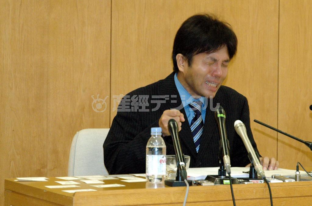 政務活動費について会見し、号泣する野々村竜太郎兵庫県議。その名は、世界に知れ渡った＝２０１４年７月１日、兵庫県神戸市中央区の兵庫県庁（牛島要平撮影）