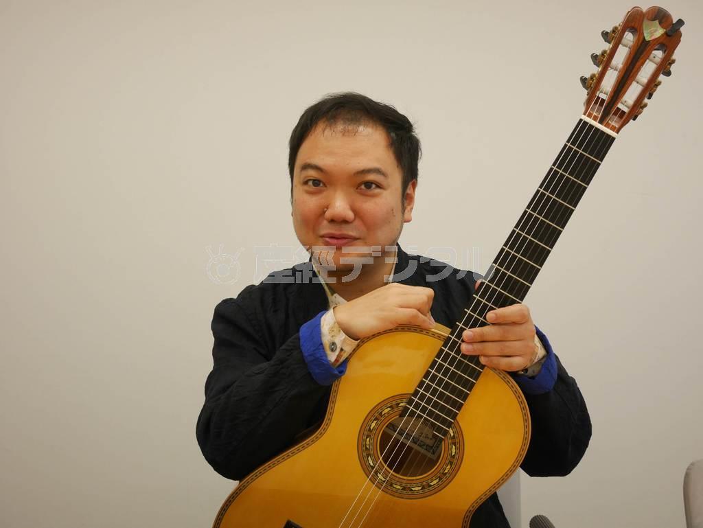 日本のギター界を牽引する中堅を代表する一人、鈴木大介さん＝２０１４年５月１９日（平末広撮影）