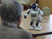 「デイサービスでパルロとの会話を楽しむ高齢者」＝横浜市泉区