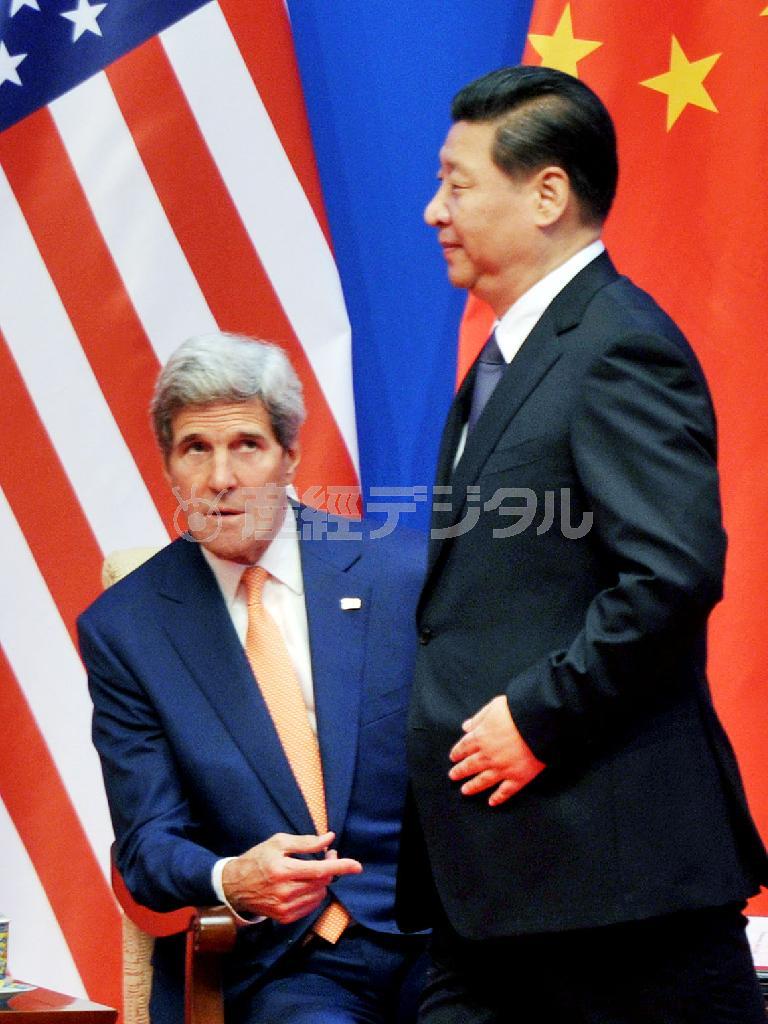 「米中戦略・経済対話」の開幕式で、演説に臨む中国の習近平国家主席。左は米国のジョン・ケリー国務長官＝２０１４年７月９日、中国・首都北京市の釣魚台迎賓館（共同）