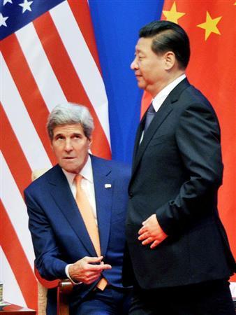 「米中戦略・経済対話」の開幕式で、演説に臨む中国の習近平国家主席。左は米国のジョン・ケリー国務長官＝２０１４年７月９日、中国・首都北京市の釣魚台迎賓館（共同）