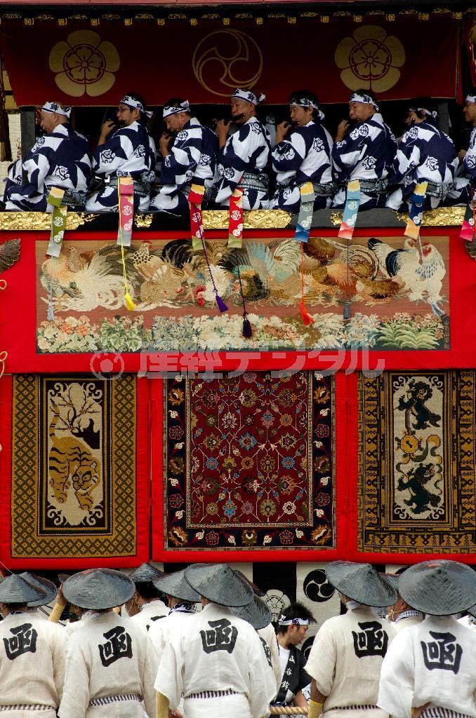 さまざまな美術工芸品で飾られた、絢爛豪華な山鉾。山鉾巡行（やまほこじゅんぎょう）は「動く美術館」とも呼ばれる。写真は函谷鉾（かんほこ）＝２０１３年７月１７日、京都市東山区（井浦新さん撮影）