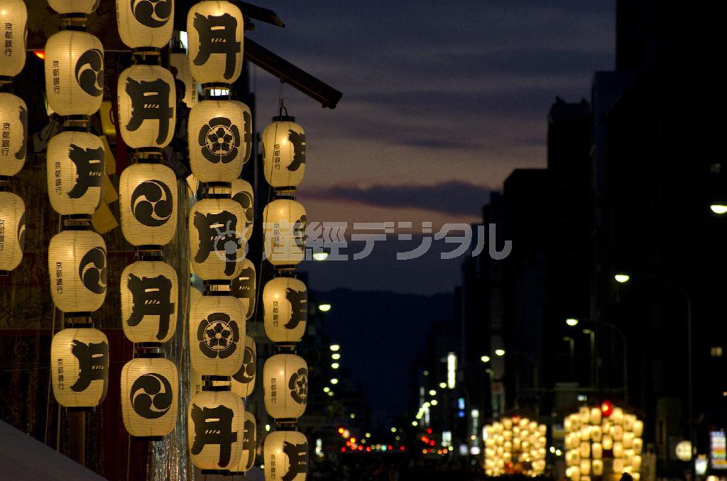 黄昏時に揺れる月鉾の提灯の灯り。宵々山（よいよいやま）を迎えた各山鉾町の空気は、それまでと一変して熱気を帯びる＝２０１３年７月１６日、京都市（井浦新さん撮影）