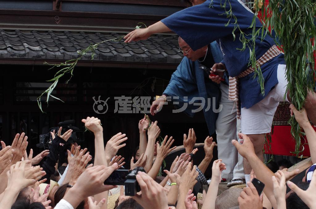 山鉾巡行（やまほこじゅんぎょう）が終わり、山鉾に飾られていた柳の枝を貰いに集まる人々。厄除けのお守りとして家に持ち帰る＝２０１３年７月１７日、京都市（井浦新さん撮影）