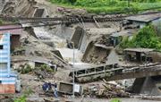 土石流の被害を受けたＪＲ中央線の線路（上）や建物＝２０１４年７月１０日、長野県木曽郡南木曽町（共同）