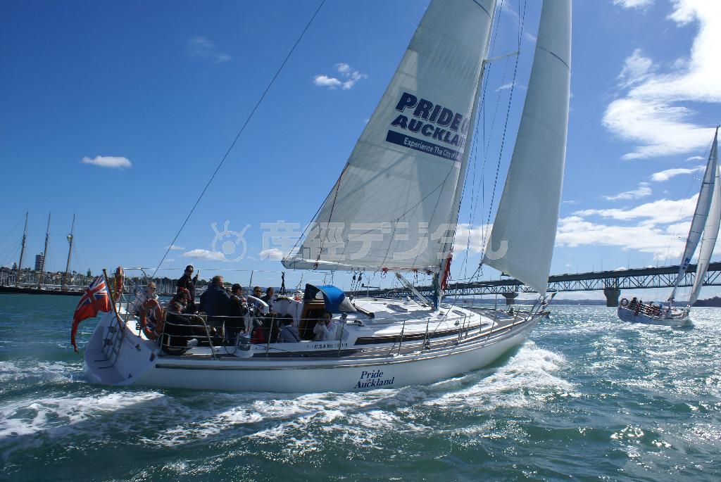 「シティ・オブ・セイルズ（帆の街）」と呼ばれるオークランドでは、６人に１人がヨットを所有しているという。観光客向けのセーリング体験の人気も高い＝２００９年１０月３０日、ニュージーランド（Ｅｘｐｌｏｒｅ＿ＮＺ提供）