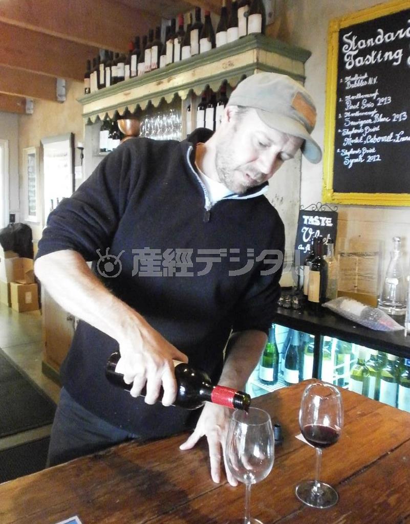 ワイヘキ島には３５のワイナリーがあり、観光客は試飲も楽しめる＝２０１４年５月３０日、ニュージーランド（田中充撮影）