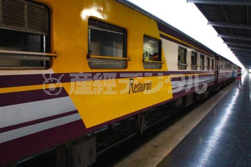外観は立派な食堂車。ひと際目をひく色使いで、いやがうえにも期待が高まる