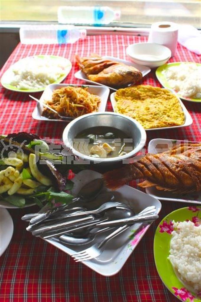 テーブルクロスを敷いてランチの準備が調った。車内販売よりずっとおいしそう