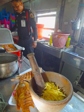 簡素な調理場。木や石の臼はタイの家庭では欠かせない調理器具で、車内にも常備しているそうだ