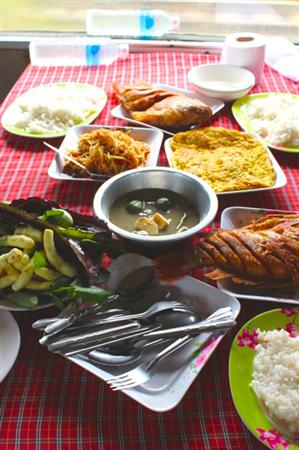 テーブルクロスを敷いてランチの準備が調った。車内販売よりずっとおいしそう