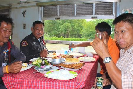 昼から缶ビールを開けて楽しげなランチタイム。揚げた魚はとくにビールに合う