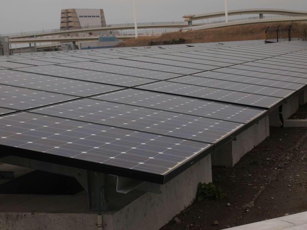 １１ヘクタールに約３万８千枚の太陽光パネルが並ぶ東京電力浮島太陽光発電所。平成２４年８月～２５年７月の発電量は約９７４万キロワット時、２８００軒分だった＝川崎市川崎区浮島町