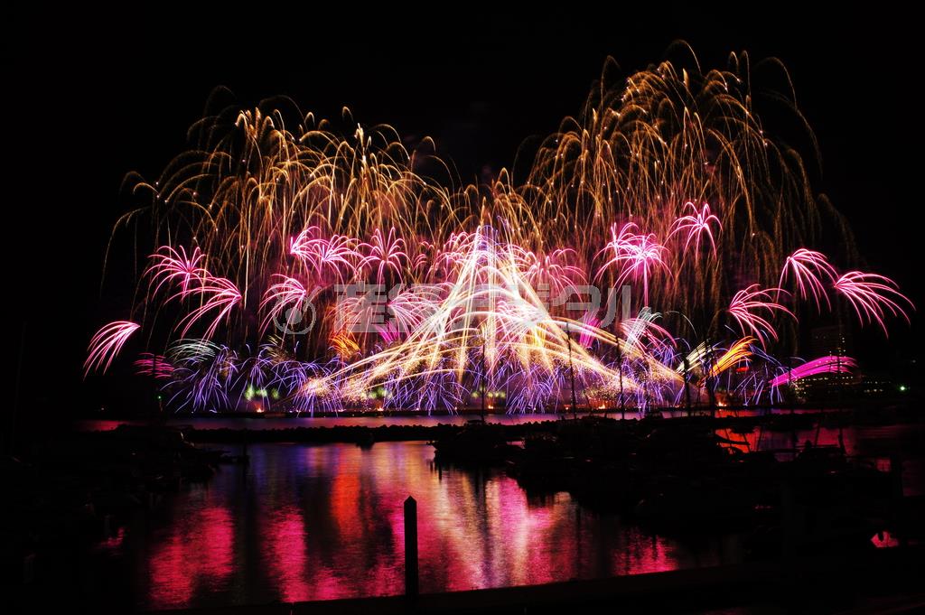 撮影するときは、垂直水平をしっかりと頭に描いてください。この花火大会の場合は水平線が見える海での打ち上げになりますので、水平線を真っすぐにすることが構図のポイントになります＝２０１３年１２月８日（須藤夕子さん撮影）