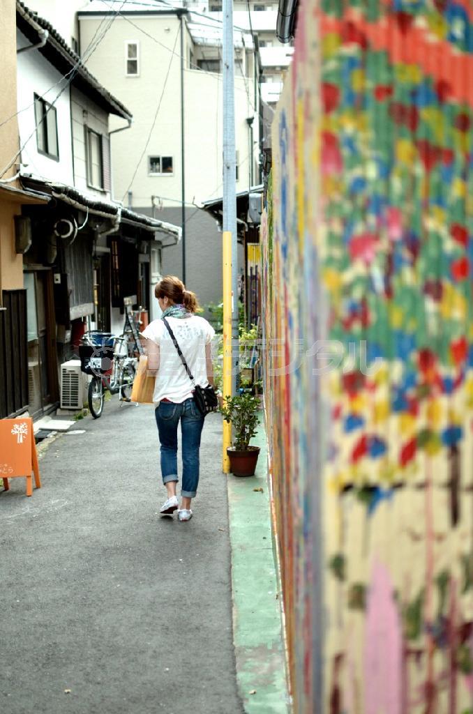【読者写真（大阪府松原市、河村恵さん】「路地裏」というタイトル通り、裏通りの狭さを強調するよう、カメラを壁に付けるようにして撮影されていますね。時間帯が違うとまた別の顔がありそうな路地ですね。また投稿お願いします！ありがとうございました。