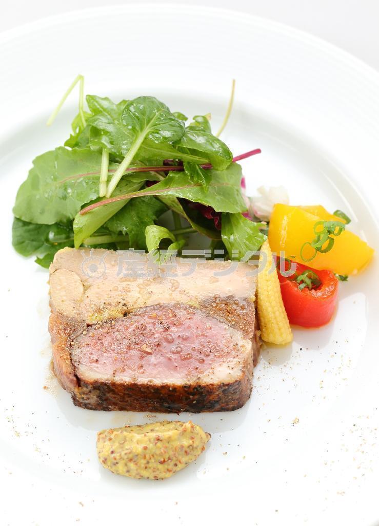 芳醇で濃厚で上品な味わいの「フォアグラ、マグレ鴨、イチジクのテリーヌ」は、ワイン好きには極上といえる究極のメニュー。「持ち帰り用に売ってほしい」との要望が多いのもうなづける＝２０１４年６月１１日、京都市中京区（恵守乾撮影）