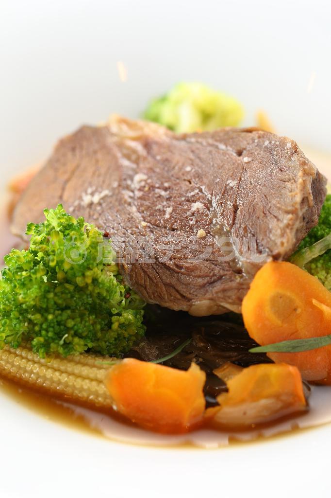 メーンの肉料理「国産牛ほほ肉のブイヨン煮、エストラゴン風味」は、繊細ながらも強く主張するブイヨンの旨味が肉のボリューム感や持ち味を引き立てる＝２０１４年６月１１日、京都市中京区（恵守乾撮影）