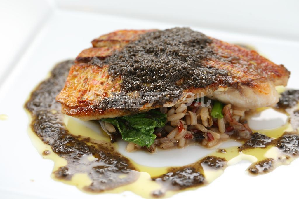 魚料理「イトヨリのポワレ、黒オリーブソース、３種のお米添え」は、表はカリッと、中はふわっと焼かれた新鮮なイトヨリに、黒オリーブ、ニンニク、アンチョビ、ケッパーで作った味わい深いソースが絡む＝２０１４年６月１１日、京都市中京区（恵守乾撮影）