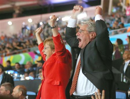 サッカーＷ杯決勝で、ゲッツェのゴールを喜ぶドイツのメルケル首相（左）とガウク大統領＝１３日、リオデジャネイロ（ゲッティー＝共同）