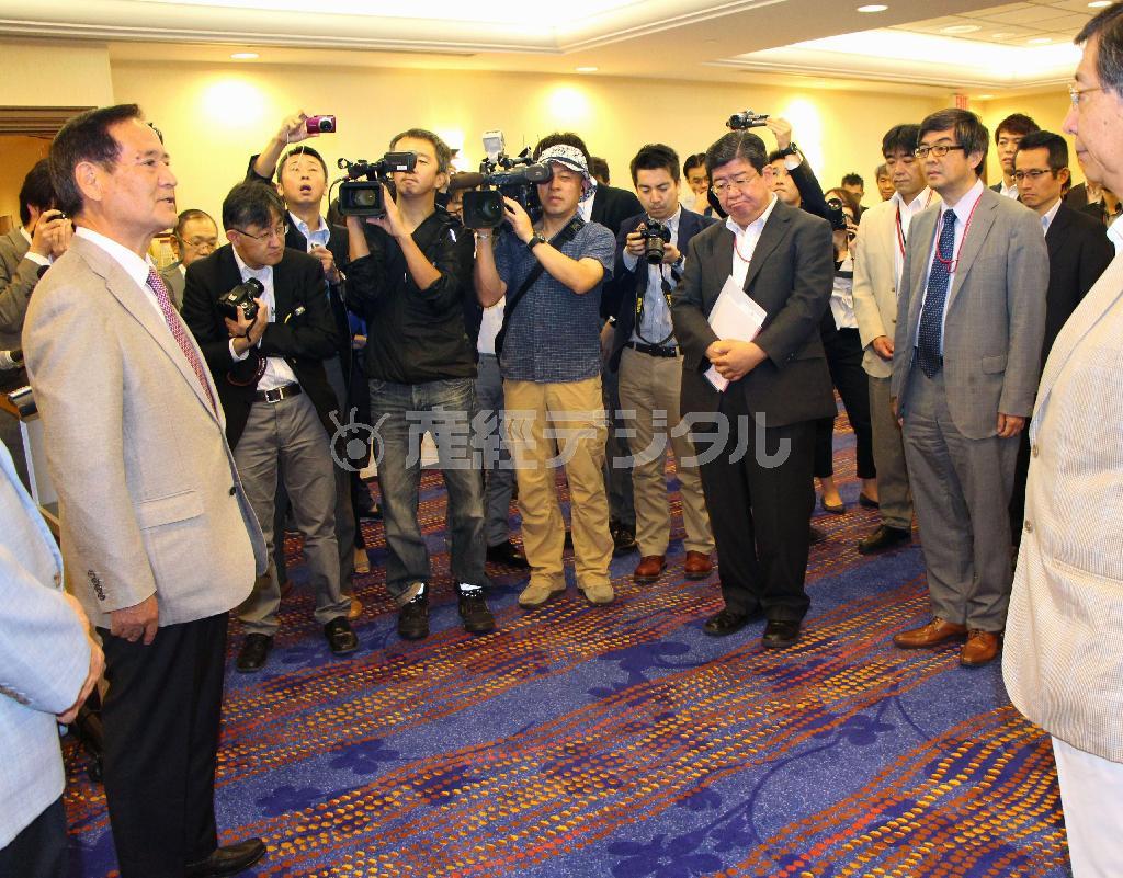 カナダ・首都オタワでＴＰＰ（環太平洋戦略的経済連携協定）交渉団を激励する自民党の西川公也（こうや）ＴＰＰ対策委員長（左端）＝２０１４年７月１２日（共同）