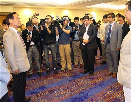 カナダ・首都オタワでＴＰＰ（環太平洋戦略的経済連携協定）交渉団を激励する自民党の西川公也（こうや）ＴＰＰ対策委員長（左端）＝２０１４年７月１２日（共同）