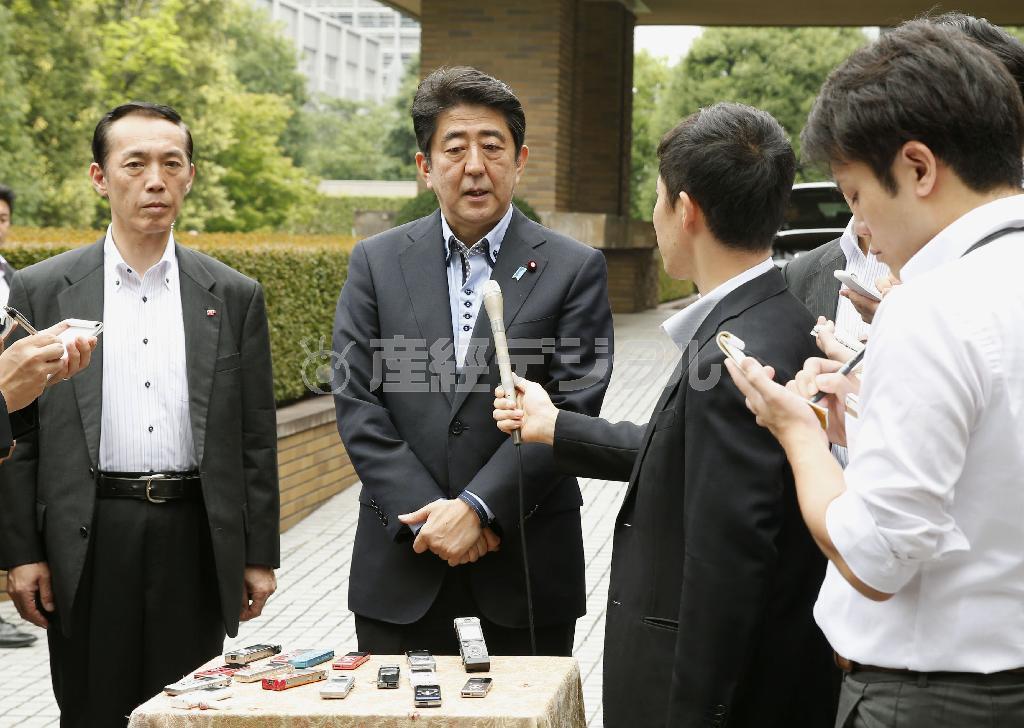 北朝鮮の弾道ミサイル発射を受け、報道陣の質問に答える安倍晋三（しんぞう）首相＝２０１４年７月１３日午前１０時４８分、首相公邸（共同）