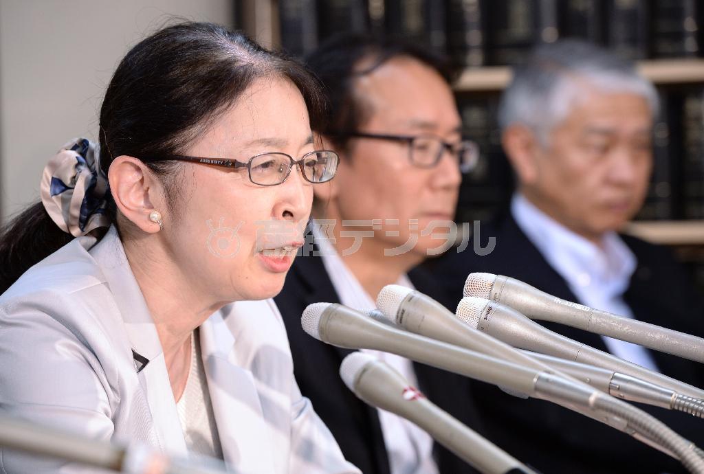 法制審議会の特別部会が最終改革案を了承したのを受け会見する村木厚子・厚生労働事務次官（左）と映画監督の周防正行（すお・まさゆき）さん（中央）＝２０１４年７月９日、東京都千代田区・司法記者クラブ（宮川浩和撮影）