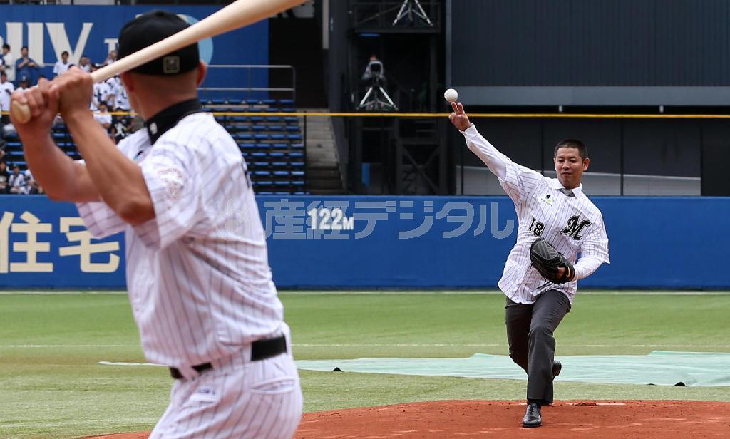 ロッテの本拠地ＱＶＣマリンフィールドで行われた引退セレモニーで投球する清水直行さん。打席には同級生の福浦和也選手が立った＝２０１４年６月２８日、葉県千葉市美浜区（中井誠撮影）