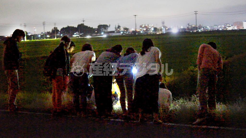 稽古の後に、田んぼでリサーチをする参加メンバーたちの後ろ姿。そこで何を見ているのでしょうか（鈴木拓さん撮影、提供写真）