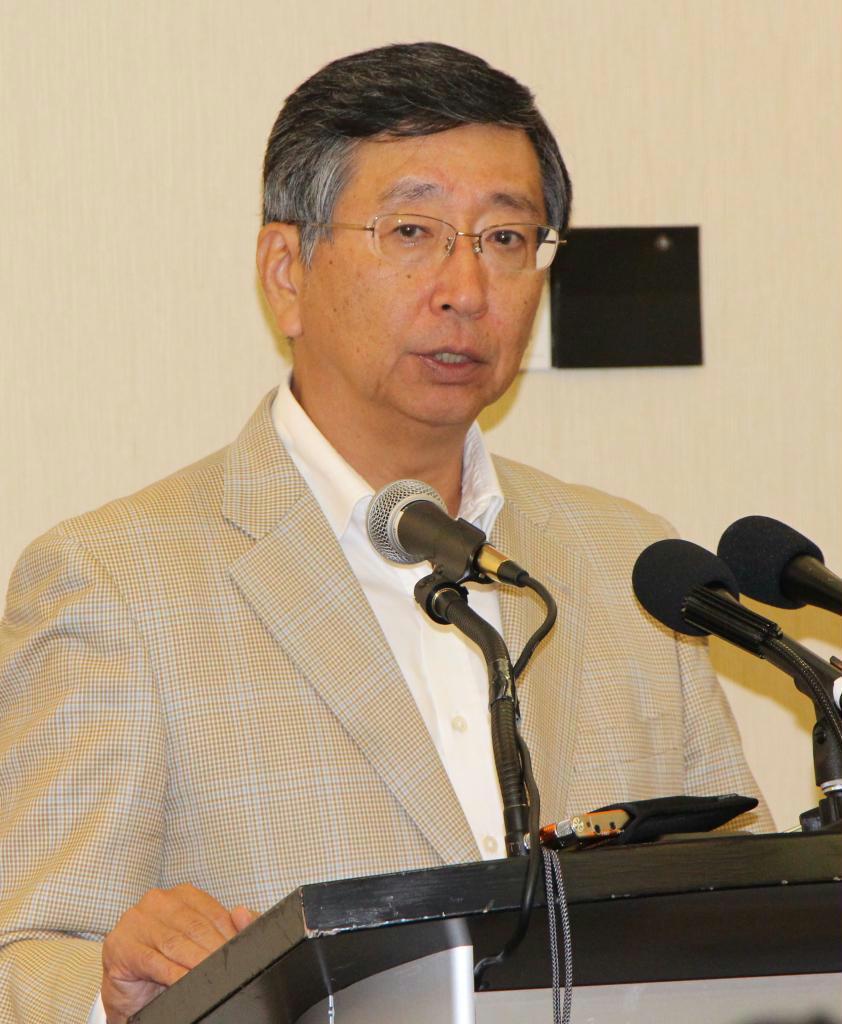 記者会見する鶴岡公二ＴＰＰ首席交渉官＝１２日、オタワ（共同）