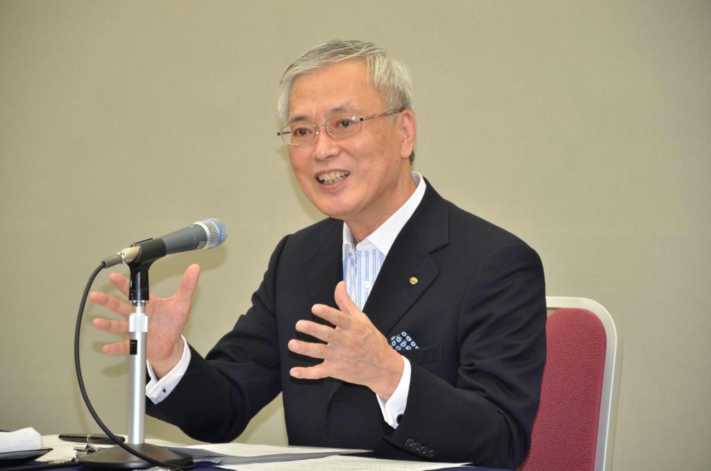 女性の役員・管理職登用に関する自主行動計画について説明する前田新造・資生堂相談役＝１４日、東京都千代田区