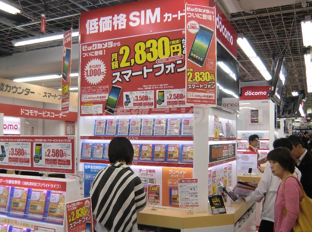 携帯大手３社のＳＩＭロック解除によって、格安スマートフォンの普及が加速しそうだ＝２０１４年５月２日、東京都千代田区・ビックカメラ有楽町店（芳賀由明撮影）