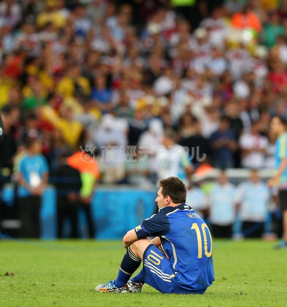 ドイツに敗れ、ピッチに座り込むアルゼンチンのリオネル・メッシ（バルセロナ）＝２０１４年７月１３日、ブラジル・リオデジャネイロ（吉沢良太撮影）