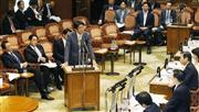 参院予算委の集団的自衛権の行使容認をめぐる集中審議で、民主党の福山哲郎氏（右手前から２人目）の質問に答弁する安倍首相＝１５日午後