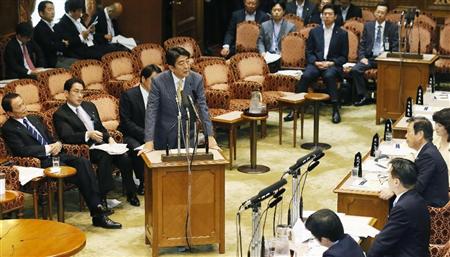 参院予算委の集団的自衛権の行使容認をめぐる集中審議で、民主党の福山哲郎氏（右手前から２人目）の質問に答弁する安倍首相＝１５日午後