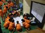 卓球教室が開催された会場で、寄せ書きをする子供たち＝５月２５日、仙台市