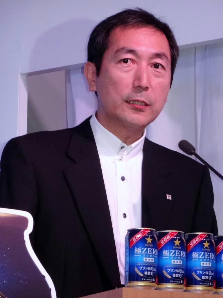「極ゼロ」の再発売をアピールするサッポロビールの尾賀真城社長＝１５日、東京都渋谷区