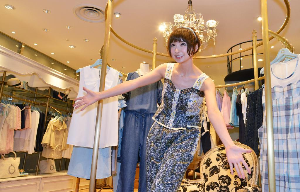 ファッションブランド「ｒｉｃｏｒｉ」お披露目会で、自らデザインした服を手にフォトセッションにおさまる元ＡＫＢ４８・篠田麻里子さん＝東京・新宿（平成２５年２月）