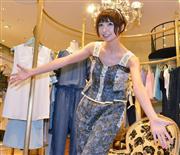 ファッションブランド「ｒｉｃｏｒｉ」お披露目会で、自らデザインした服を手にフォトセッションにおさまる元ＡＫＢ４８・篠田麻里子さん＝東京・新宿（平成２５年２月）
