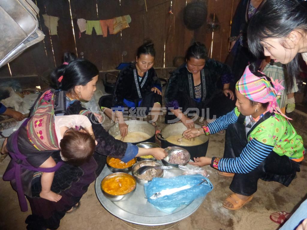 栄養価の高い料理の作り方を学ぶお母さんたち＝２０１４年４月２３日、ベトナム・ディエンビエン省（ワールド・ビジョン・ジャパン撮影）